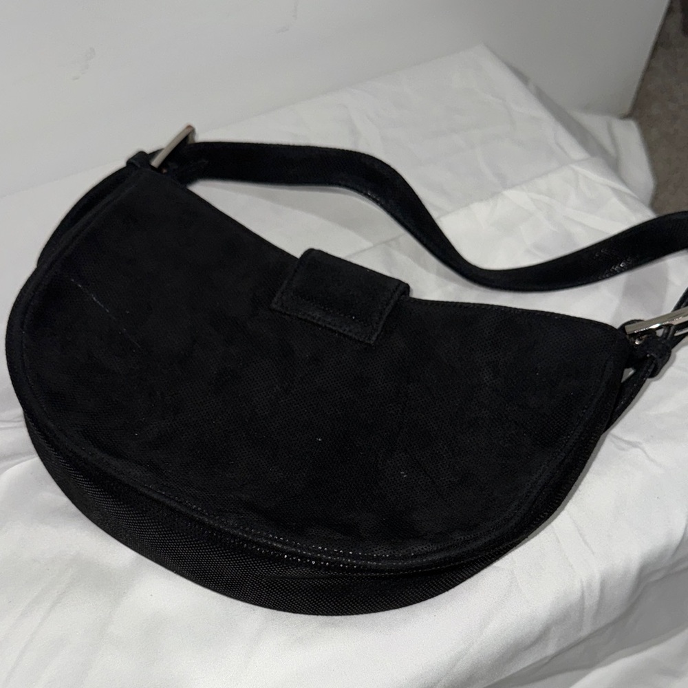 Chic Black Shoulder Bag with Embellished Clasp - Picture 4 of 7